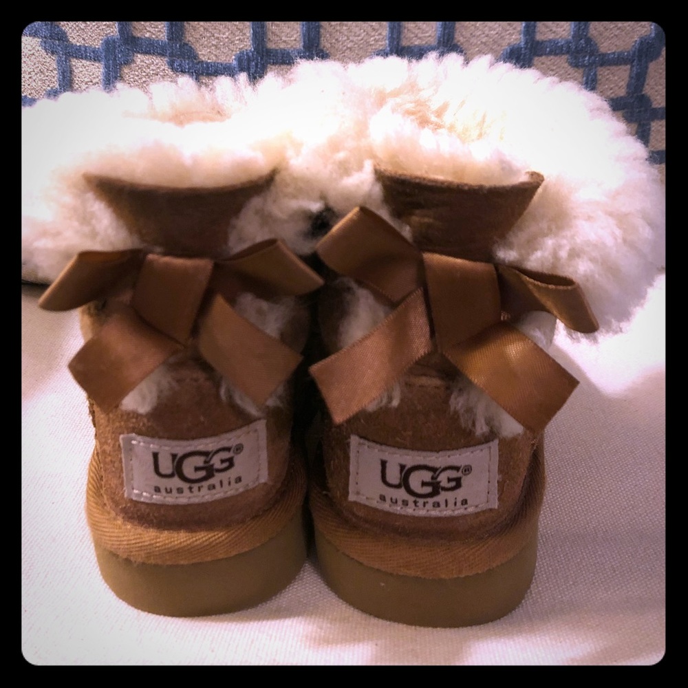 Toddler size 7 bow back uggs